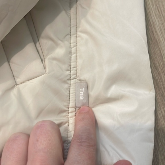 TNA Aritzia The Coaches Oversized Puffer Jacket Matte Pearl Cream Sz M - Picture 5 of 10